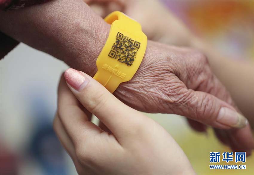 湖南省衡陽市でQRコード付きリストバンドを高齢者に無料配布