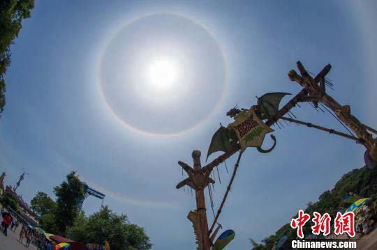 重慶で珍しい自然現(xiàn)象「日暈」観測(cè)　動(dòng)物たちとのコラボ寫(xiě)真も