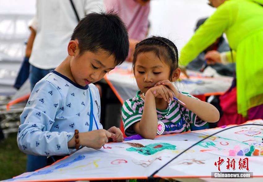 新疆ウルムチで凧ショー　ユニークなデザインの凧が上空を舞う
