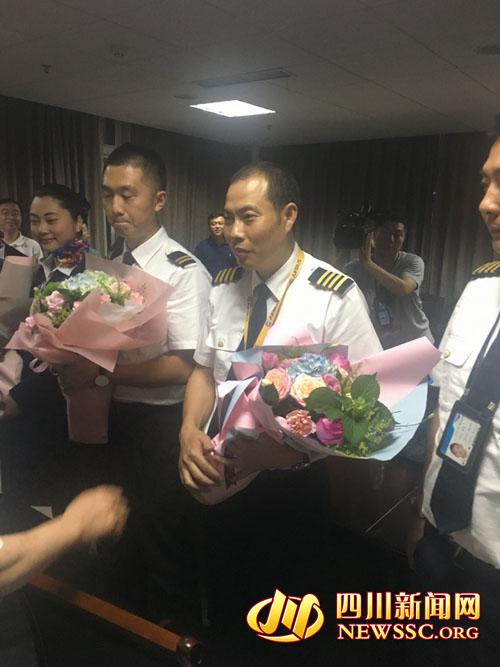 四川航空機(jī)の操縦室窓が飛行中に破損、クルーの冷靜な判斷で無(wú)事緊急著陸