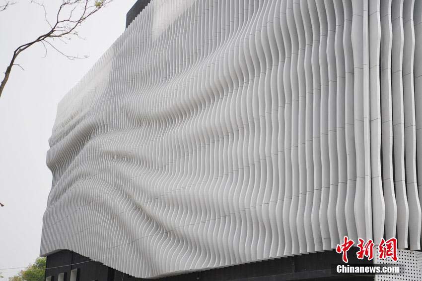 「風に吹かれて歪んだビル」　長春の一風変わったデザインのビルが話題に