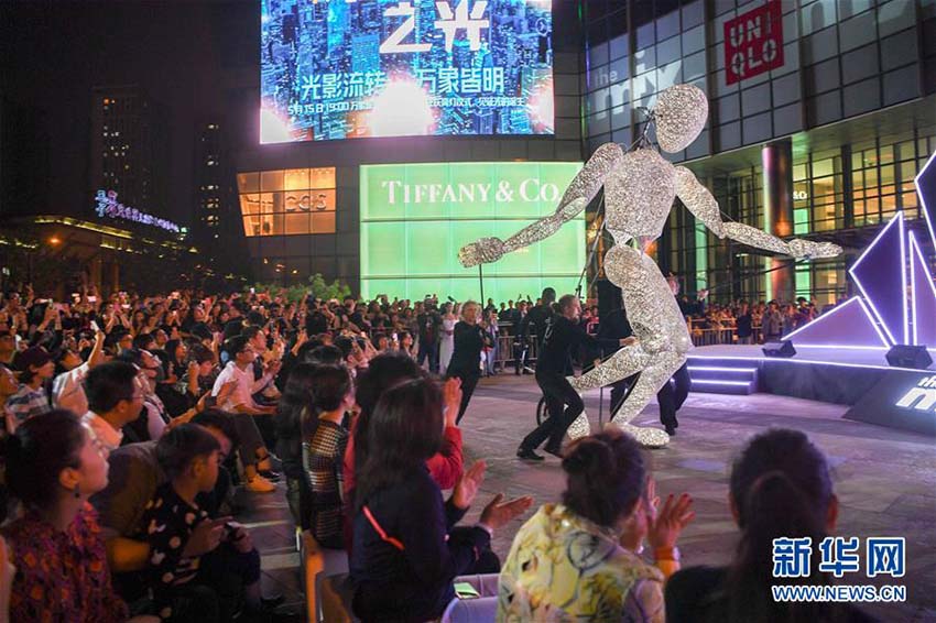 巨大LED人形「ダンドゥ」が瀋陽市に登場(chǎng)　遼寧省