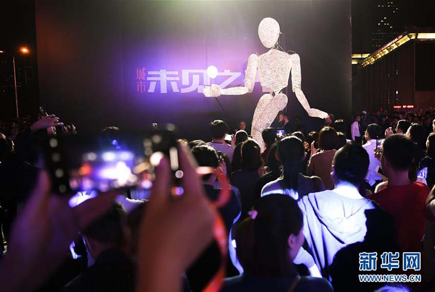 巨大LED人形「ダンドゥ」が瀋陽市に登場　遼寧省