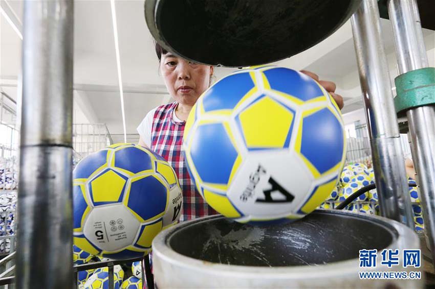 サッカーボールの生産ピークを迎えた江蘇省の町工場