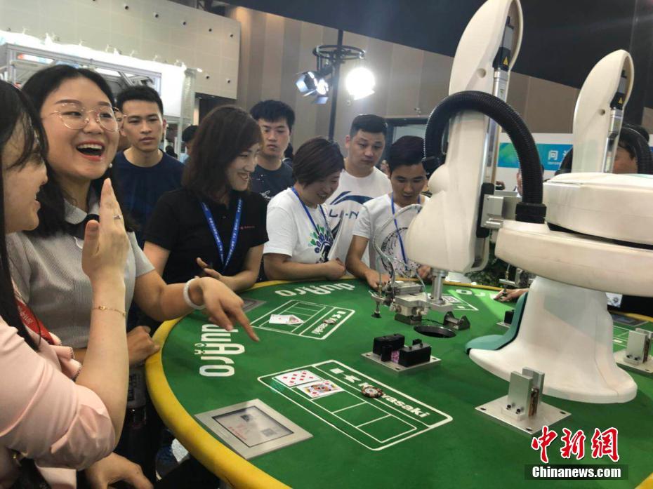 ダンスやスケッチもできるロボットが機能拡張中