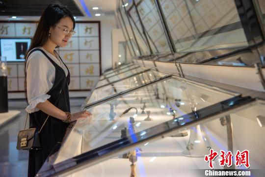 2百點(diǎn)以上のランプが物語る電気の歴史