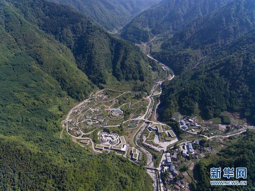 青々とした山々に囲まれたパンダの「幼稚園」