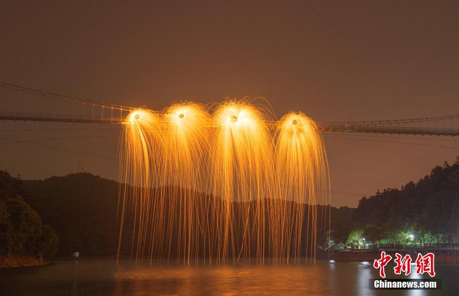 湖南?長沙の玻璃橋で光のショー