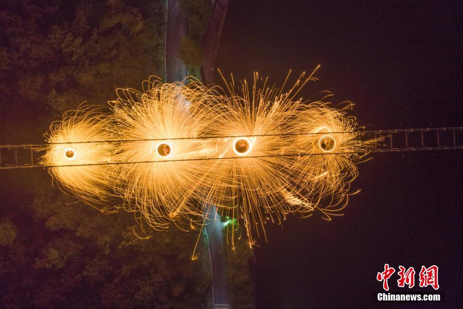 湖南?長沙の玻璃橋で光のショー