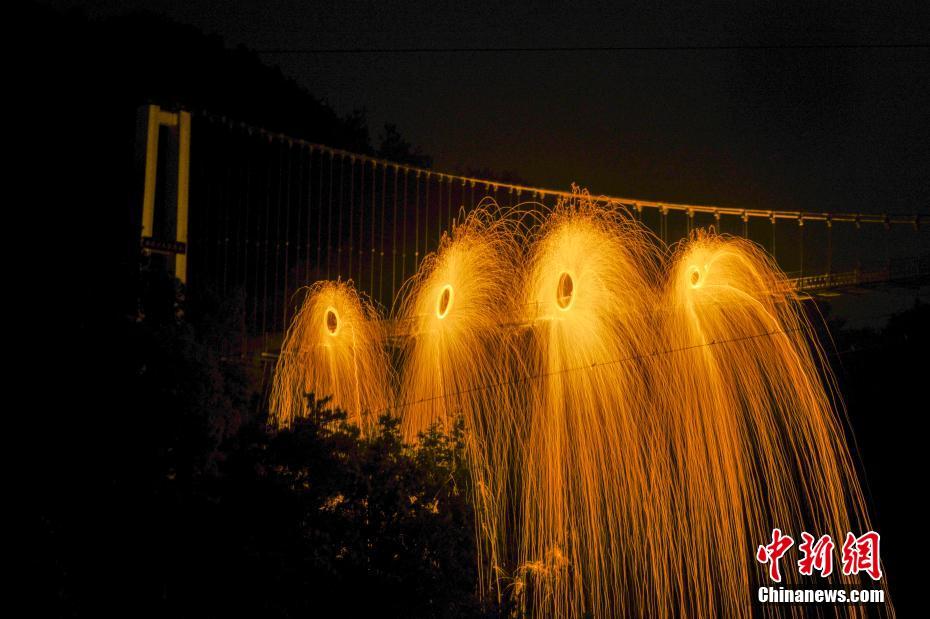 湖南?長沙の玻璃橋で光のショー