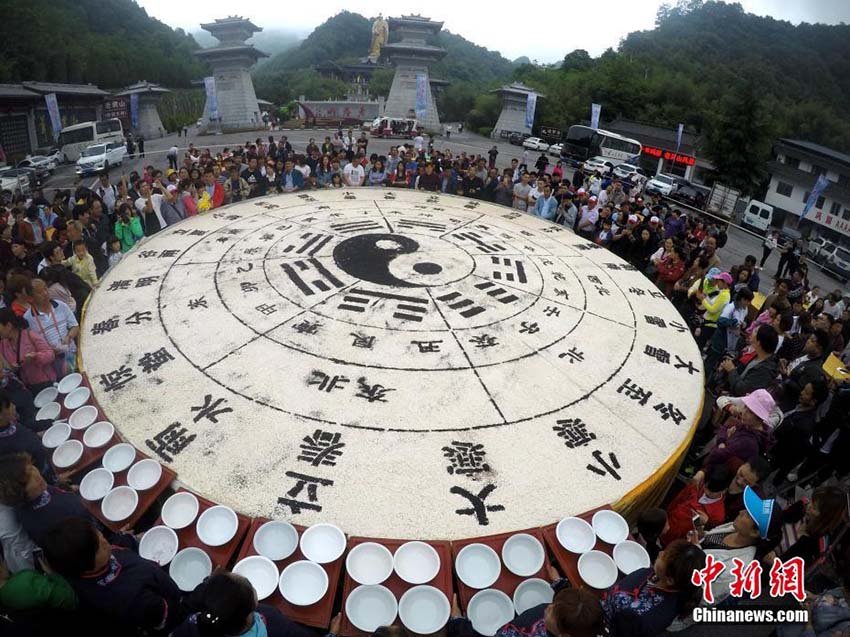 重さなんと3トン半！巨大な「八卦」豆腐を振る舞う「萬人豆腐宴」　河南省