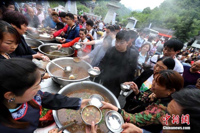 重さなんと3トン半！巨大な「八卦」豆腐を振る舞う「萬人豆腐宴」　河南省