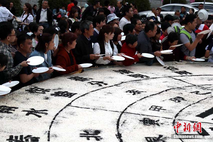 重さなんと3トン半！巨大な「八卦」豆腐を振る舞う「萬(wàn)人豆腐宴」　河南省