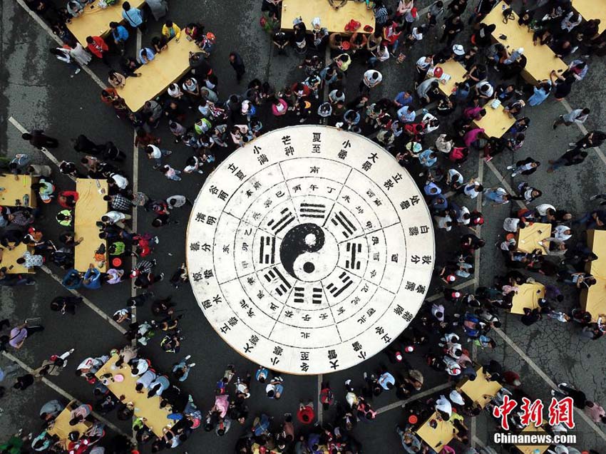 重さなんと3トン半！巨大な「八卦」豆腐を振る舞う「萬人豆腐宴」　河南省