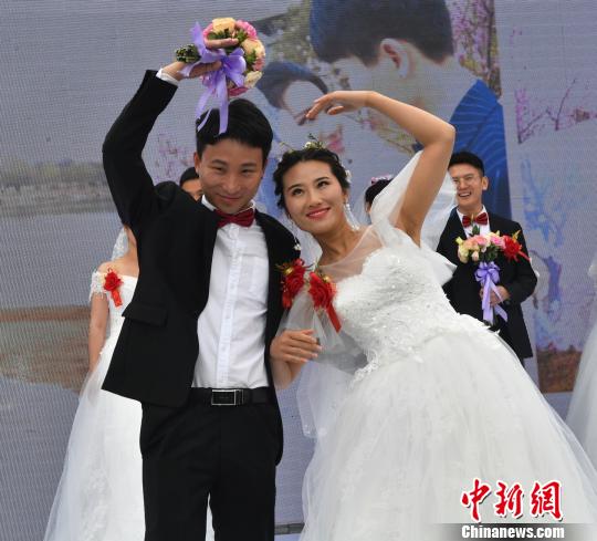 ボートや自転車によるエコライフ提唱の合同結(jié)婚式　河南省