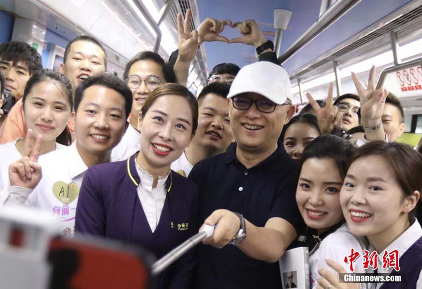 獨身男女約百人が南京市の地下鉄車両內(nèi)でお見合いイベント　江蘇省