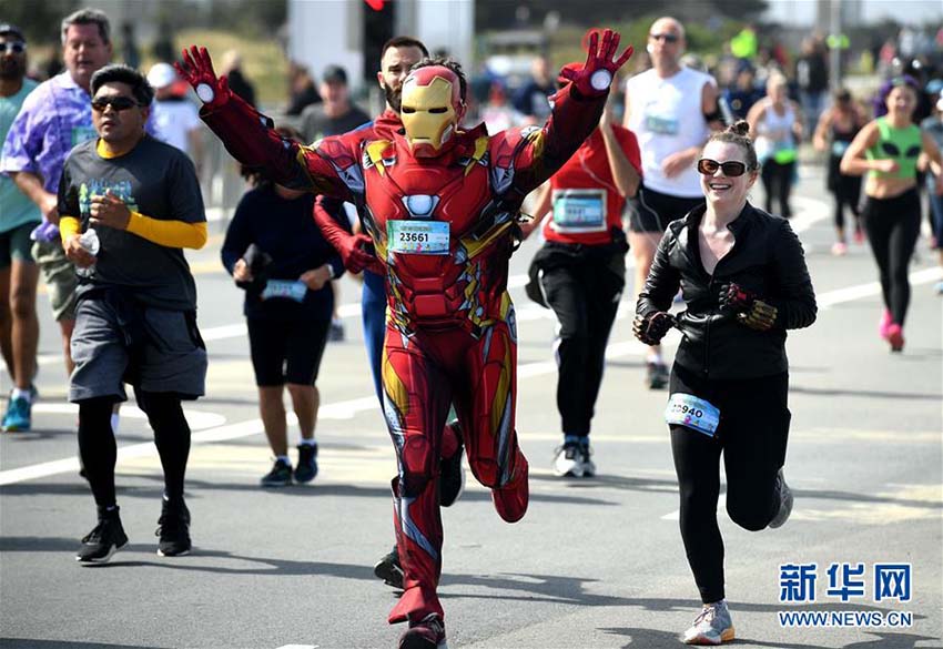 サンフランシスコで毎年恒例の「ベイ?トゥー?ブレイカーズ」　米國(guó)