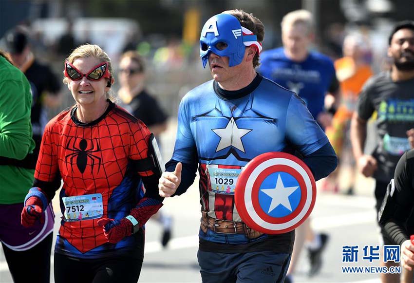 サンフランシスコで毎年恒例の「ベイ?トゥー?ブレイカーズ」　米國