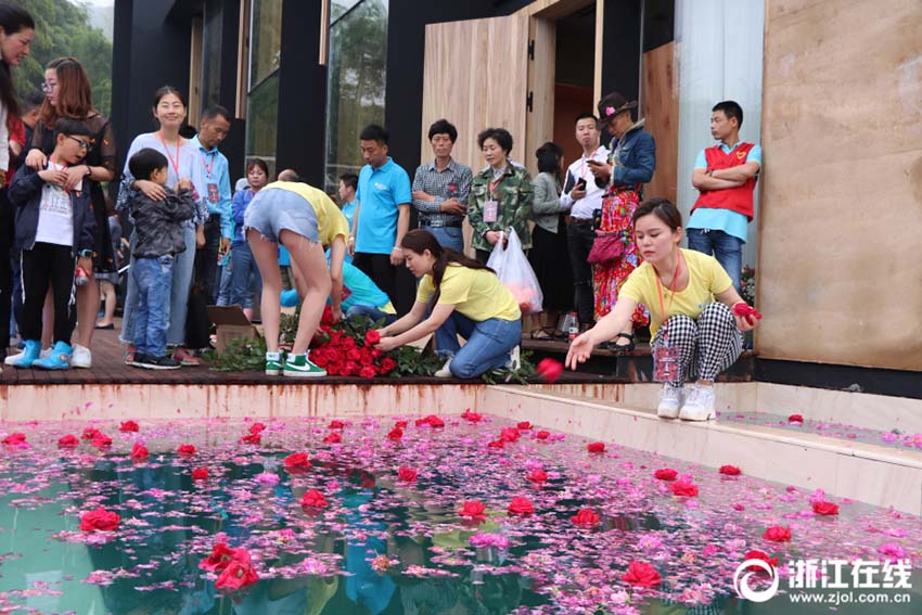 バラ文化フェスティバルを通じてコスメタウン湖州市の花開く　浙江省