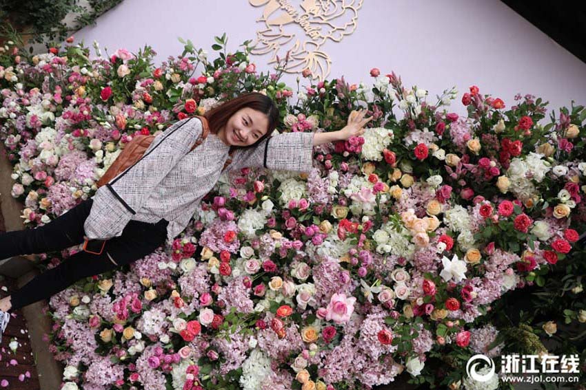 バラ文化フェスティバルを通じてコスメタウン湖州市の花開く　浙江省