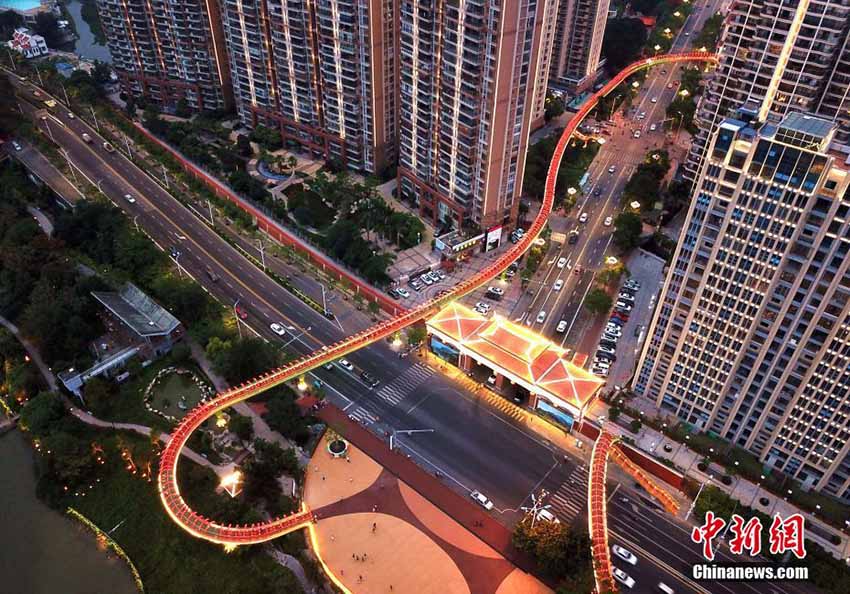 色鮮やかにはためくリボンのような歩道橋　福建省