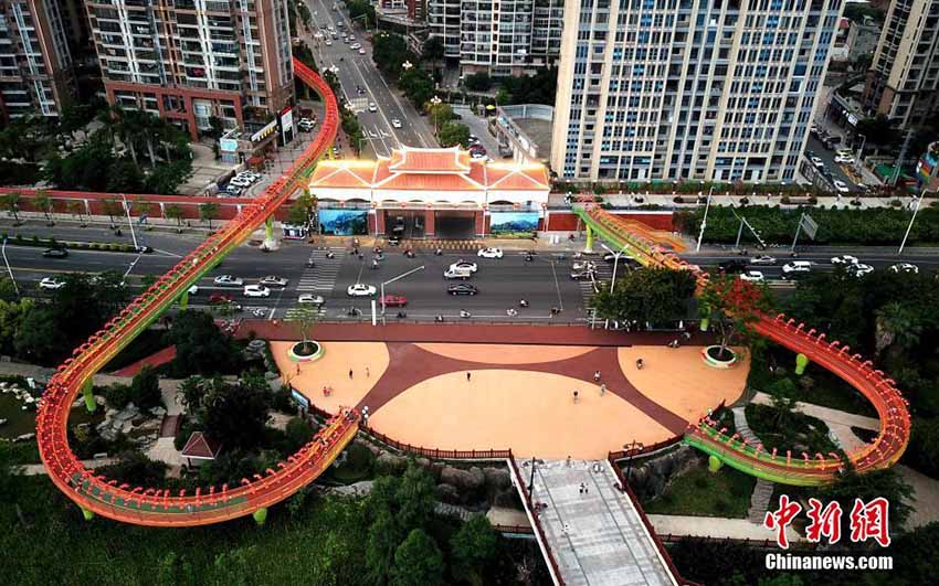 色鮮やかにはためくリボンのような歩道橋　福建省