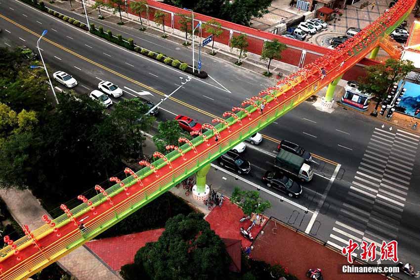 色鮮やかにはためくリボンのような歩道橋　福建省