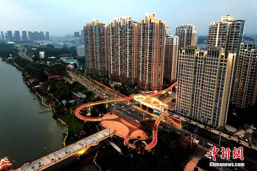 色鮮やかにはためくリボンのような歩道橋　福建省