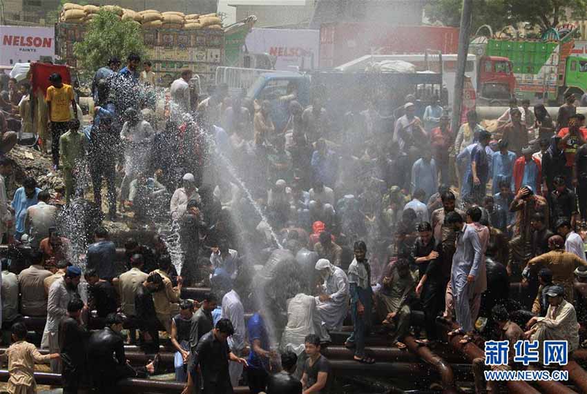 パキスタン南部の都市カラチで猛暑日続く