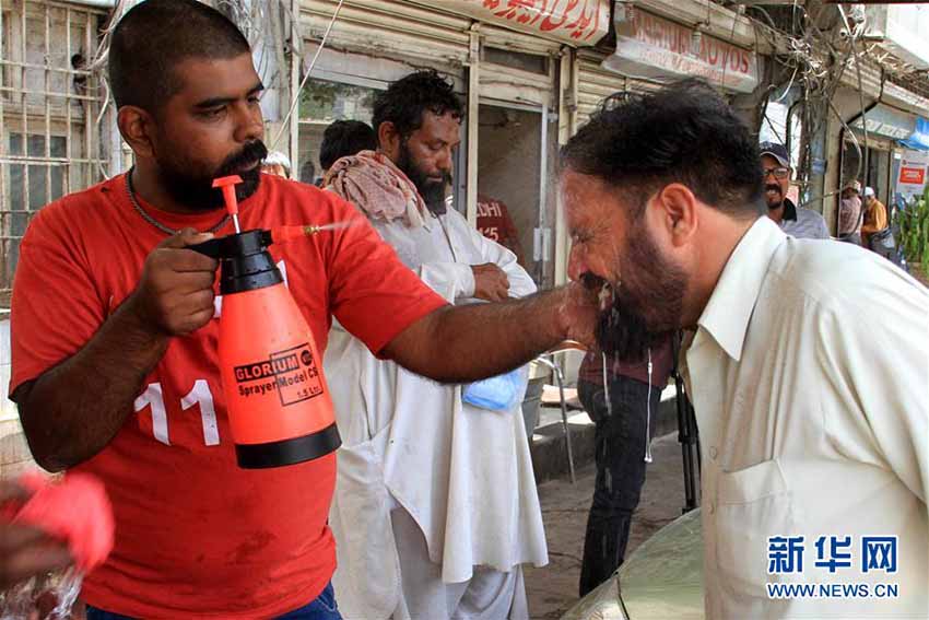 パキスタン南部の都市カラチで猛暑日続く