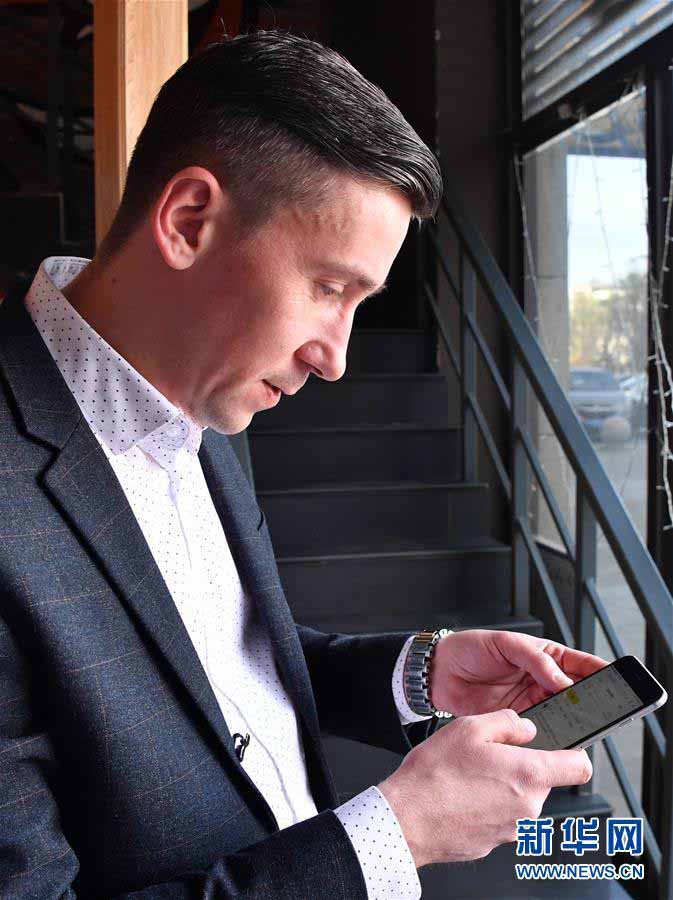 中國(guó)でロシアのピザチェーン店展開を目論むロシア人男性