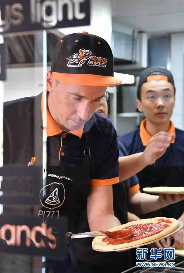 中國でロシアのピザチェーン店展開を目論むロシア人男性