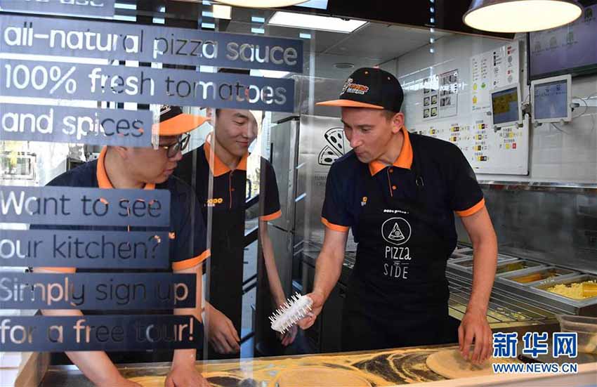 中國(guó)でロシアのピザチェーン店展開(kāi)を目論むロシア人男性