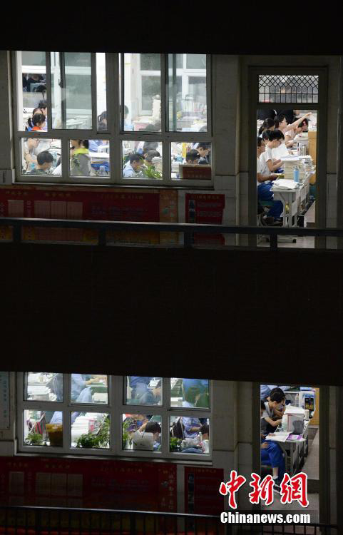 寢る間も惜しみ受験勉強(qiáng)に勵む若者たち