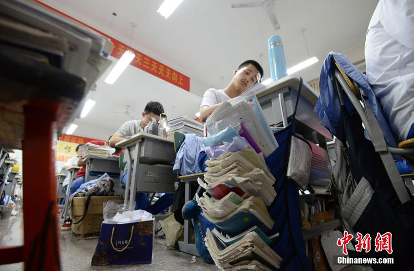 寢る間も惜しみ受験勉強(qiáng)に勵む若者たち