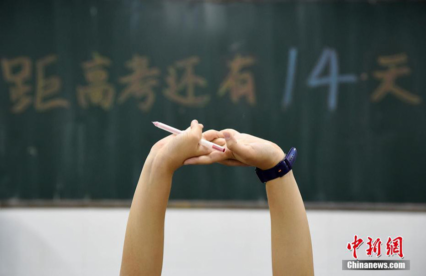 寢る間も惜しみ受験勉強(qiáng)に勵(lì)む若者たち