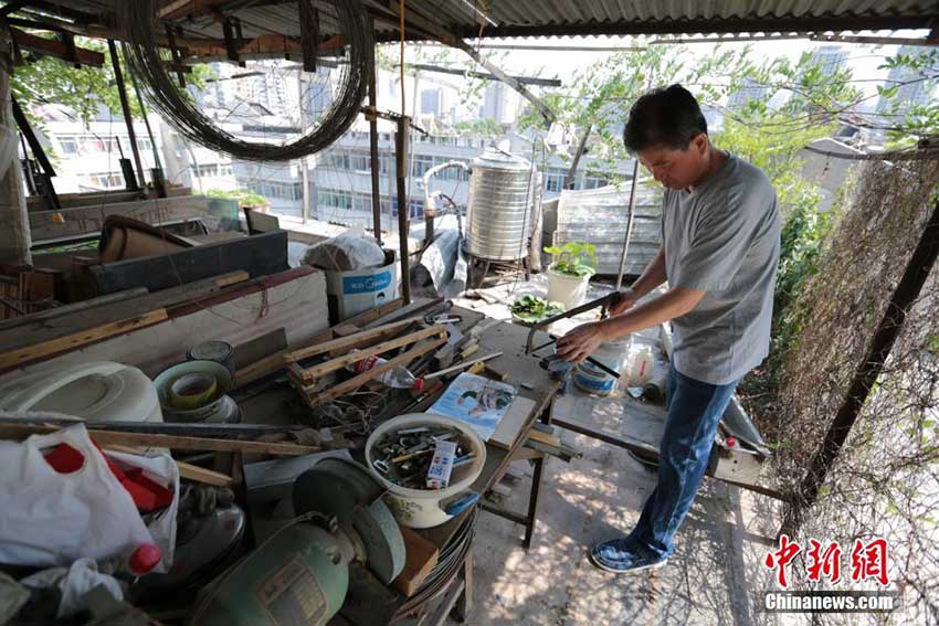 古代兵器好きが高じて24年間で複數(shù)の秦代の兵器を再現(xiàn)　西安市