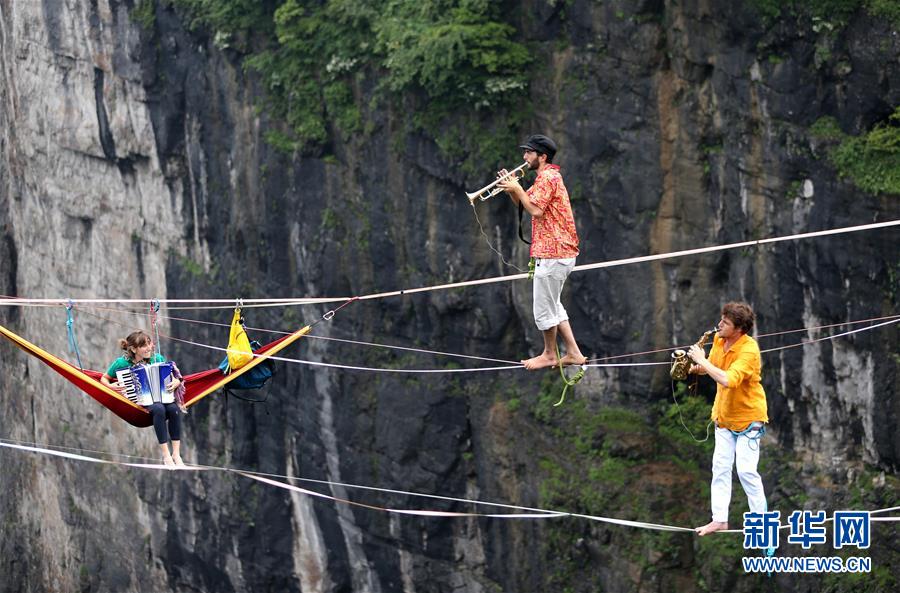 湖南省張家界で綱渡りしながら楽器演奏するパフォーマンス