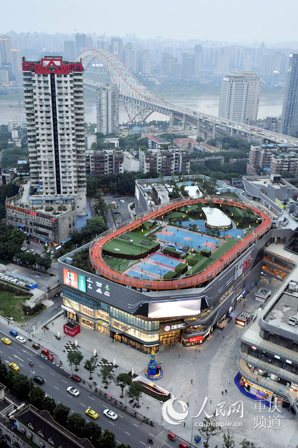 重慶のショッピングセンター屋上にスポーツ広場　