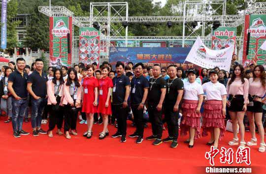 雙子フェスティバルで雙子100組が集合寫真　河南省