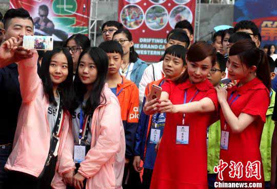 雙子フェスティバルで雙子100組が集合寫真　河南省