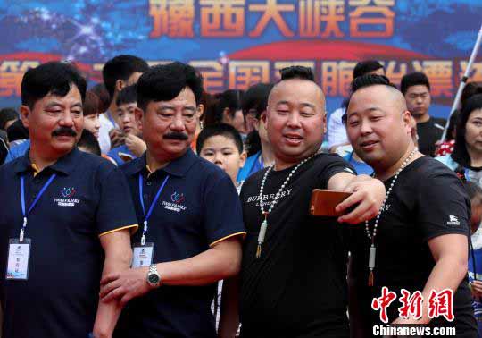 雙子フェスティバルで雙子100組が集合寫(xiě)真　河南省