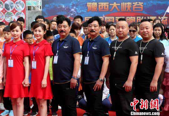 雙子フェスティバルで雙子100組が集合寫真　河南省