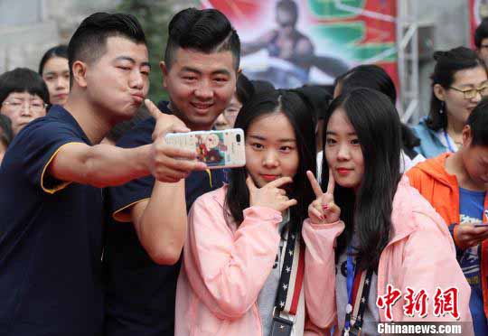 雙子フェスティバルで雙子100組が集合寫(xiě)真　河南省