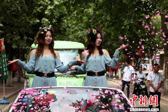 雙子フェスティバルで雙子100組が集合寫真　河南省