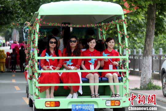 雙子フェスティバルで雙子100組が集合寫(xiě)真　河南省