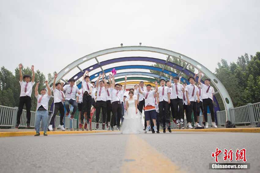 紅一點の女子學(xué)生、男子たち従えウェディングドレスで卒業(yè)寫真　山東省