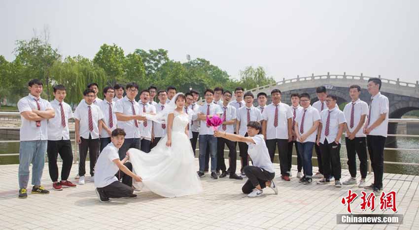 紅一點(diǎn)の女子學(xué)生、男子たち従えウェディングドレスで卒業(yè)寫真　山東省