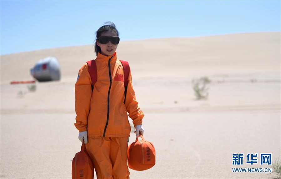 砂漠サバイバル訓(xùn)練に勵む女性宇宙飛行士?王亜平氏
