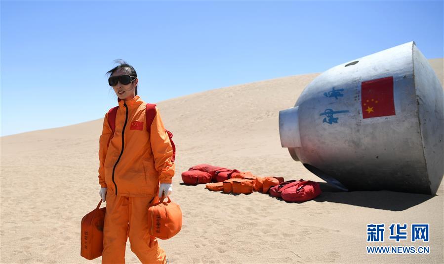 砂漠サバイバル訓(xùn)練に勵む女性宇宙飛行士?王亜平氏